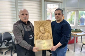 Pendik’te işitme engelli kursiyerden anlamlı eser: Ömer Halisdemir’in ahşap portresini yaptı