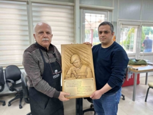 Pendik’te işitme engelli kursiyerden anlamlı eser: Ömer Halisdemir’in ahşap portresini yaptı