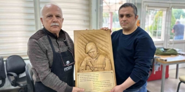 Pendik’te işitme engelli kursiyerden anlamlı eser: Ömer Halisdemir’in ahşap portresini yaptı