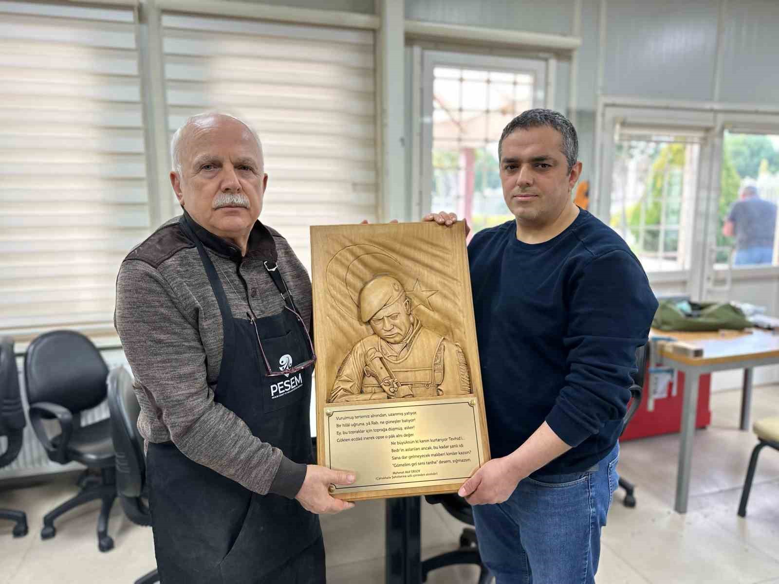 Pendik’te işitme engelli kursiyerden anlamlı eser: Ömer Halisdemir’in ahşap portresini yaptı