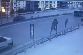 Yalova’da kontrolden çıkan otomobilin bariyerlere çarptığı kaza kamerada