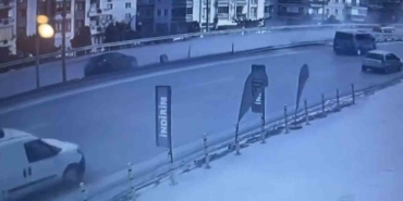Yalova’da kontrolden çıkan otomobilin bariyerlere çarptığı kaza kamerada