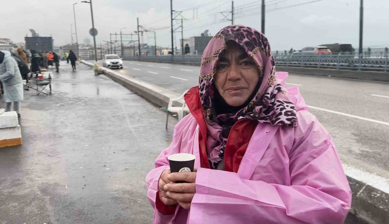 Olta balıkçıları kar soğuk dinlemedi, Galata Köprüsü’nde "rastgele" dedi