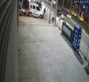 Sultangazi’de feci kaza kamerada: Motosikletliye çarparak kaçtı