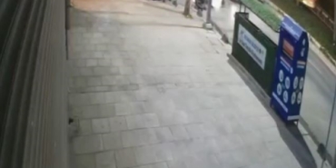 Sultangazi’de feci kaza kamerada: Motosikletliye çarparak kaçtı