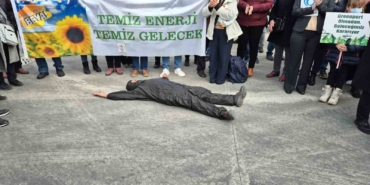 Siyah tulum giyip yere yattı: Tekirdağ’da liman protestosu