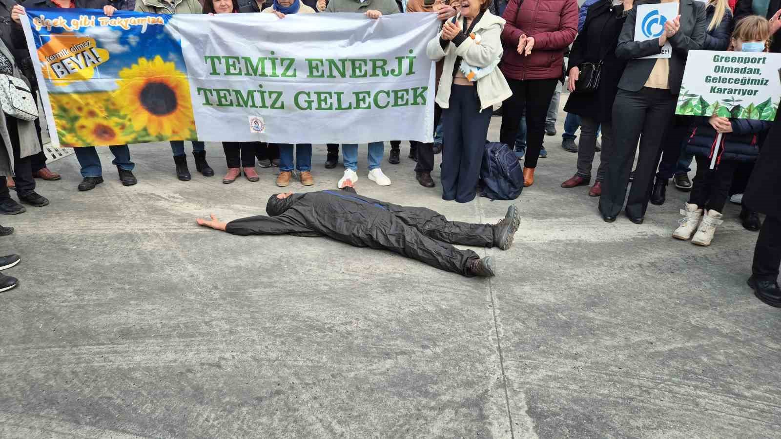 Siyah tulum giyip yere yattı: Tekirdağ’da liman protestosu
