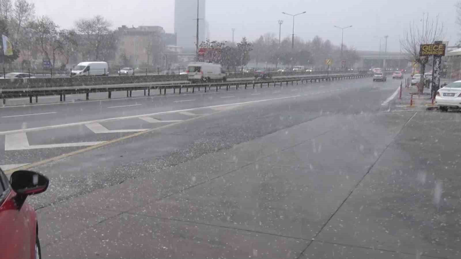 İstanbul’da kar yağışı devam ediyor