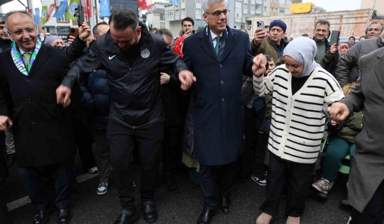 Bakan Memişoğlu, vatandaşlara balık ekmek dağıttı