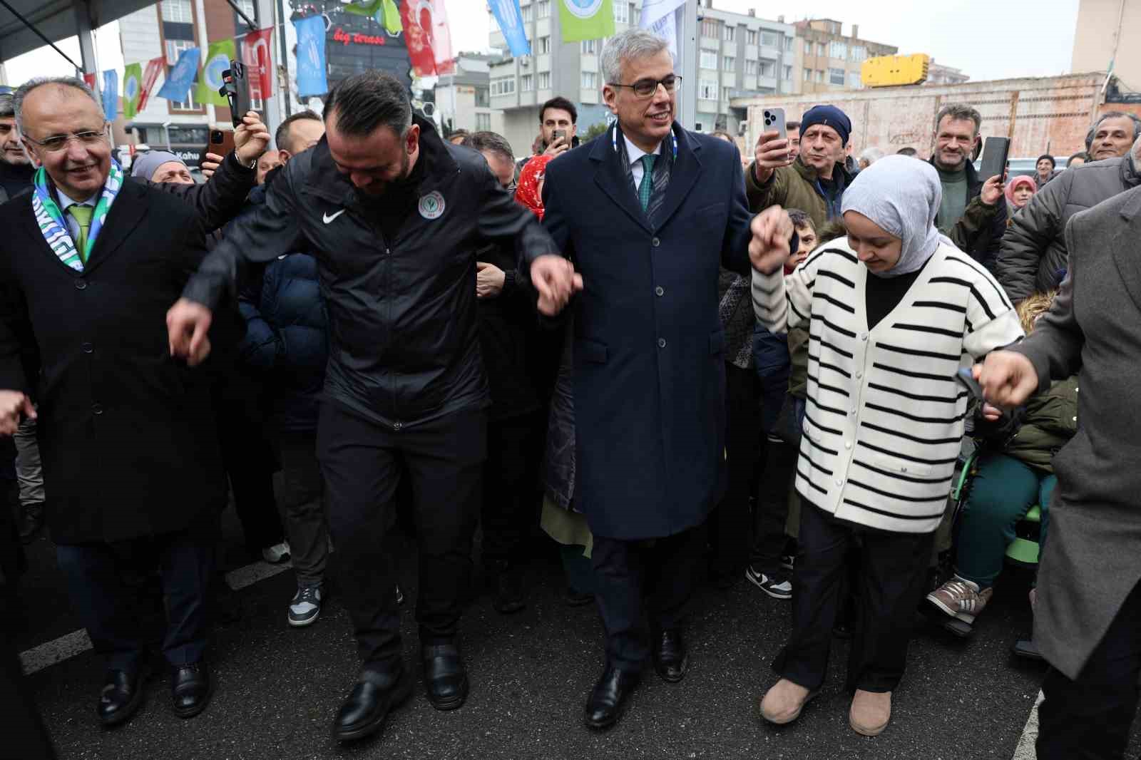 Bakan Memişoğlu, vatandaşlara balık ekmek dağıttı