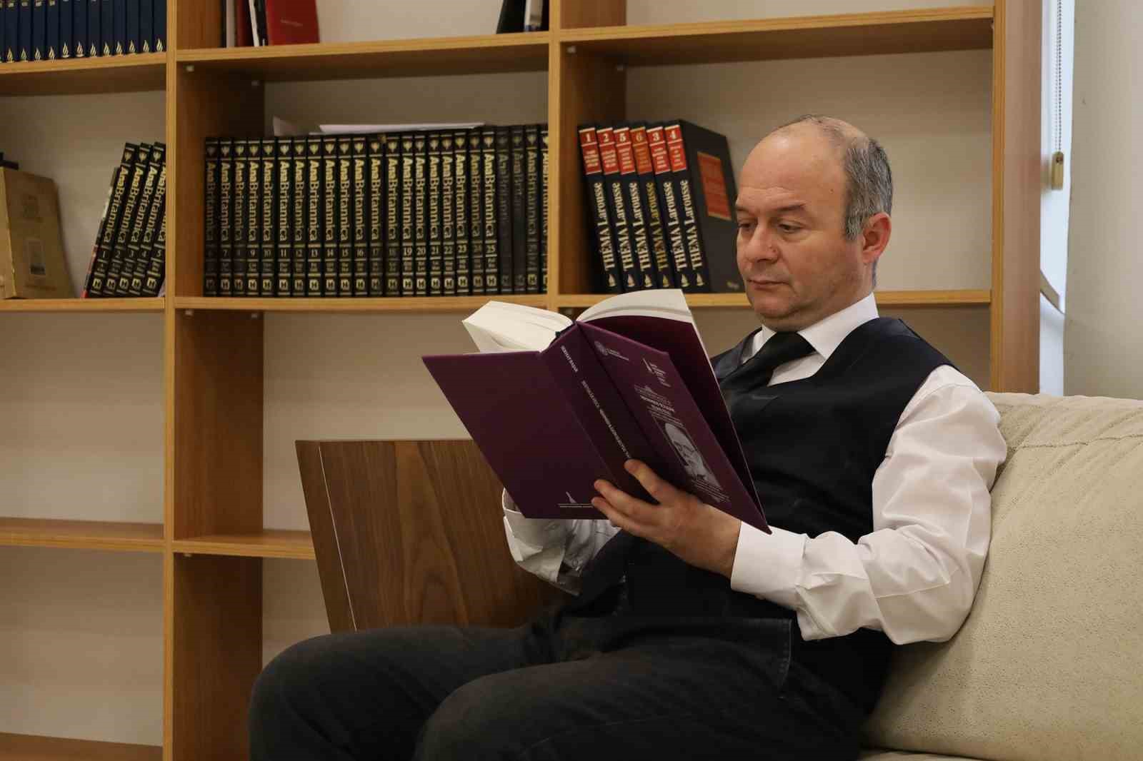 Usta sanatçı bu kitapla Türk Müziği’ne ışık, yeni nesle ilham oldu