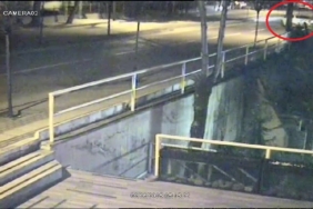 Orta refüje çıkan sürücü hiçbir şey yokmuş gibi yoluna devam etti