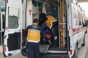 Aldatıldığını düşünerek karısını ve evinde gördüğü adamı bıçakladı