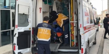 Aldatıldığını düşünerek karısını ve evinde gördüğü adamı bıçakladı