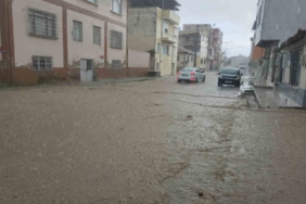 Edremit’te sağanak etkili oldu, cadde ve sokaklar dereye döndü