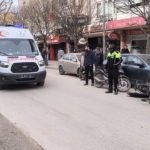 Devrilen motosiklet aracın altına girdi: 1 yaralı