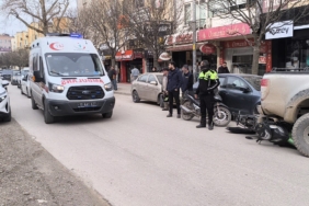 Devrilen motosiklet aracın altına girdi: 1 yaralı