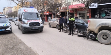 Devrilen motosiklet aracın altına girdi: 1 yaralı