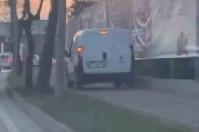 Trafikten kaçmak için kaldırımı kullandı