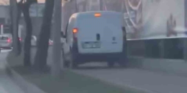 Trafikten kaçmak için kaldırımı kullandı