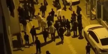 Ellerinde sopalarla mahalle bastılar; o anlar kamerada