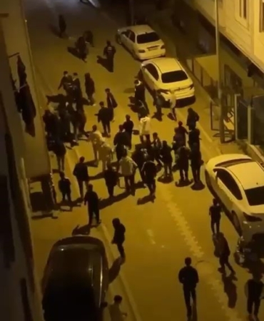 Ellerinde sopalarla mahalle bastılar; o anlar kamerada