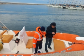 Denizin ortasında rahatsızlanan kişi tahliye edildi