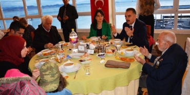 Edremit Kaymakamlığı’ndan şehit aileleri ve gaziler onuruna iftar