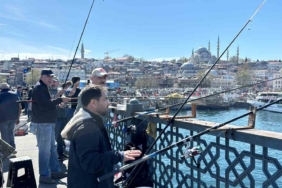 Olta balıkçıları bayramda Galata Köprüsü’ne akın etti