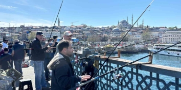 Olta balıkçıları bayramda Galata Köprüsü’ne akın etti