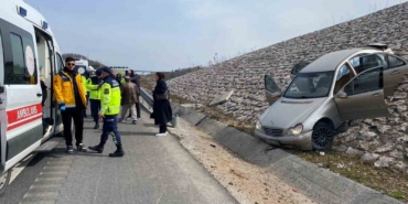 Kuzey Marmara’da kazaya karışan otomobil istinat duvarına çıktı