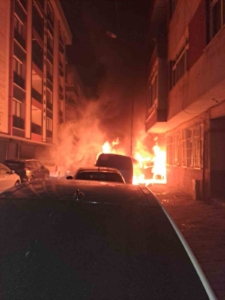 Bahçelievler’de 5 araç alev topuna döndü