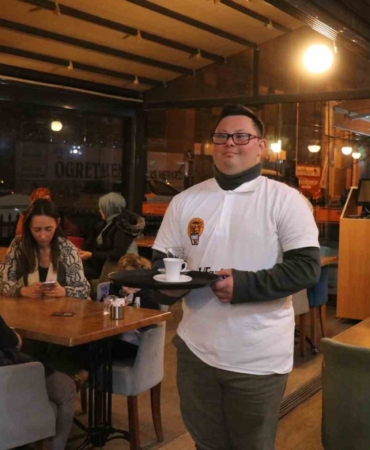 ‘Engelsiz Kafe’nin gençleri engel tanımıyor