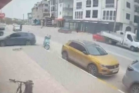 Hızlı otomobil kamyonetin altına girdi