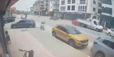 Hızlı otomobil kamyonetin altına girdi