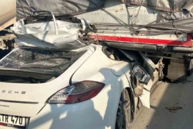 Tırın altına giren lüks otomobil hurdaya döndü: 1 ağır yaralı