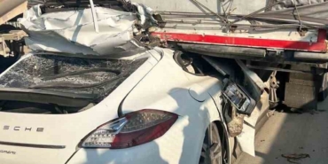 Tırın altına giren lüks otomobil hurdaya döndü: 1 ağır yaralı