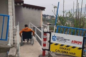 Evine girip çıkmakta zorluk yaşayan engelli vatandaş için rampa yapıldı