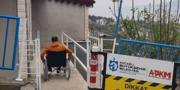 Evine girip çıkmakta zorluk yaşayan engelli vatandaş için rampa yapıldı