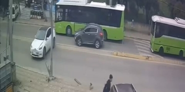 U dönüşü yapan Tesla sürücüsü faciaya sebep oluyordu