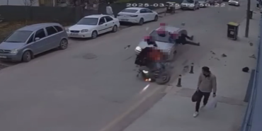 Yalova’da otomobilin motosikletle çarpıştığı kaza kamerada