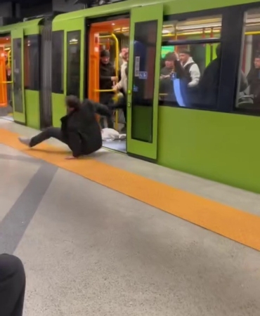 Metroda yaşlı adama hakaret etti, tekme tokat darp edilip araçtan atıldı