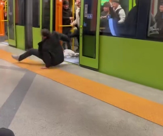 Metroda yaşlı adama hakaret etti, tekme tokat darp edilip araçtan atıldı