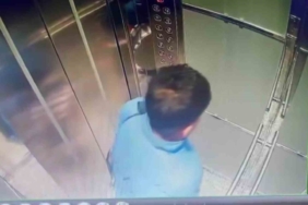 Davulcu girdiği binanın asansörüne tuvaletini yaptı