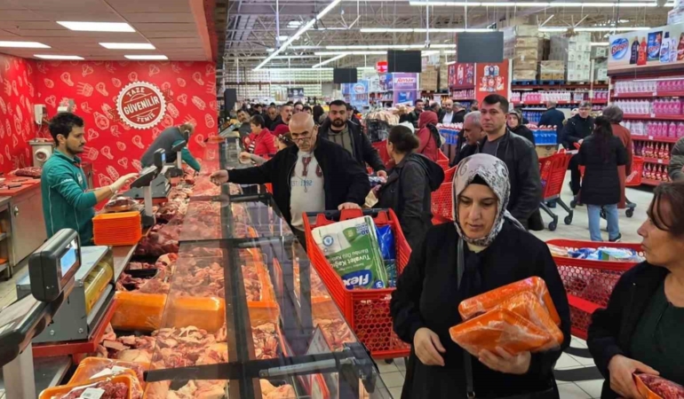 Ramazan ayında yarı yarıya düşen kıyma fiyatına hücum ettiler