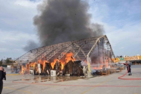 Keşan’da mobilya satışı yapılan çadırdan yükselen alevler korkuttu