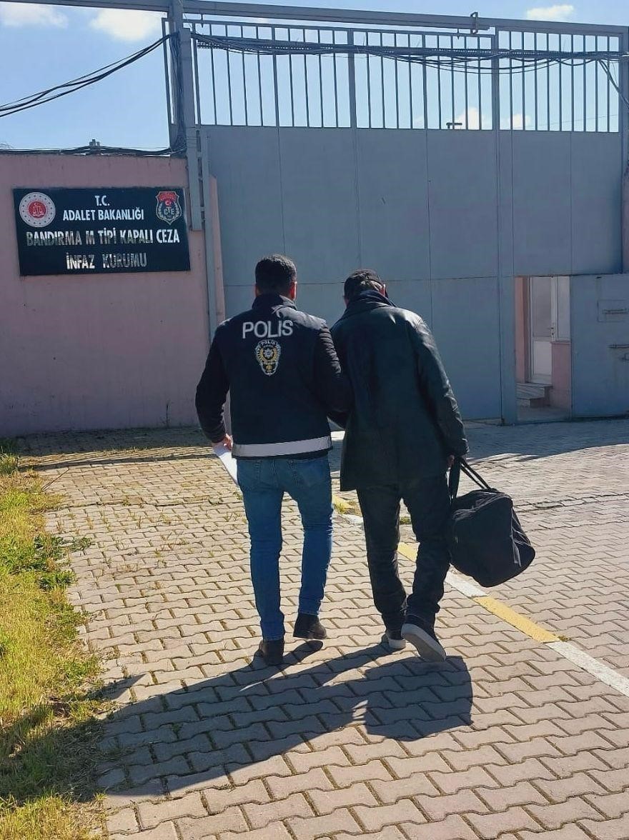 Balıkesir’de dolandırıcılık suçundan aranan şahıs yakalandı