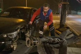 Kocaeli’de aydınlatma direğine çarpan otomobilin tekerleği koptu: 3 yaralı