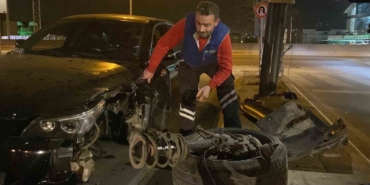Kocaeli’de aydınlatma direğine çarpan otomobilin tekerleği koptu: 3 yaralı