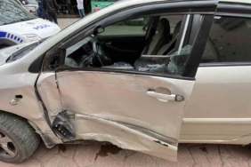 Freni tutmayan otomobilin altında kalmaktan kıl payı kurtuldu: 2 yaralı